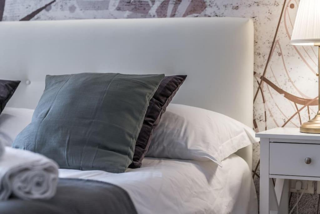 Sotto Le Due Torri 5* Apartment โบโลญญา ภายนอก รูปภาพ